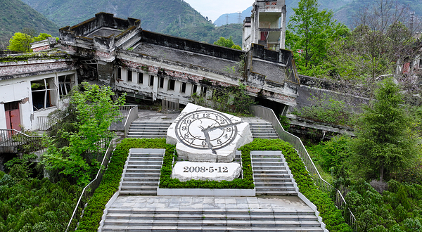 四川汶川特大地震漩口中学遗址