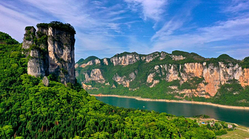 乌江源百里画廊化屋风景区