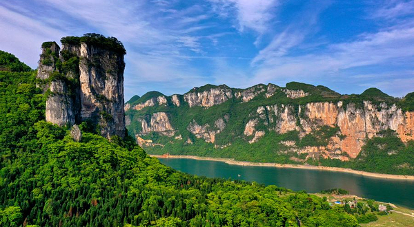 乌江源百里画廊化屋风景区