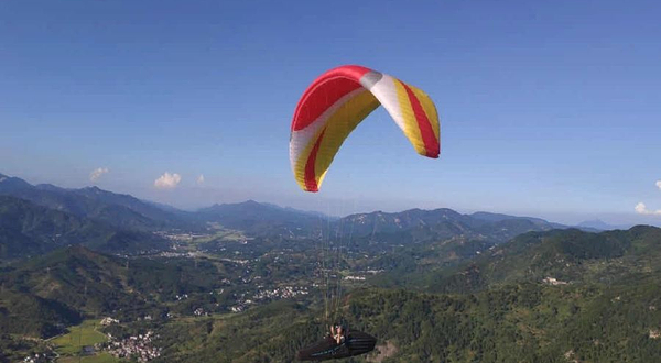 观天山滑翔伞飞行基地