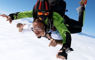 蓝色气流跳伞基地