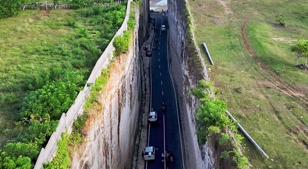 乌鲁瓦图悬崖公路