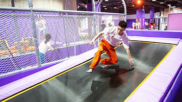 嗨酷蹦床梦幻游乐场