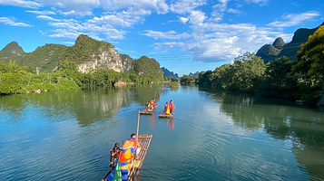 漓江竹筏草坪段