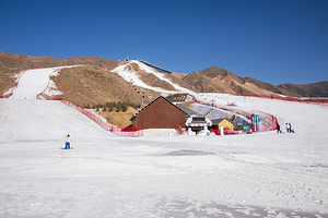马鬃山滑雪场