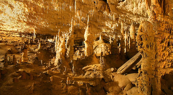 波斯托伊纳溶洞
