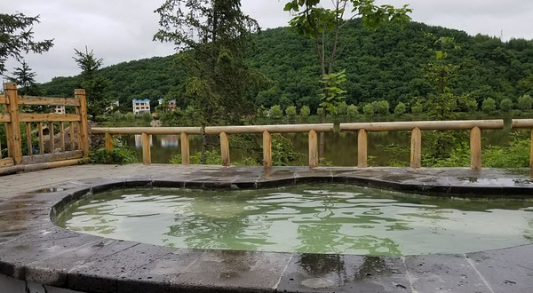 雁鸣湖神龙温泉度假村