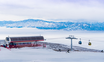 赛里木湖国际滑雪场度假区