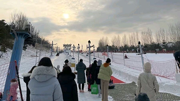 马蹄山亲子雪乐园