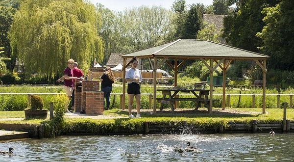 拜伯里鳟鱼养殖场