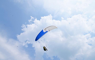 重庆瞧坪山滑翔伞飞行基地