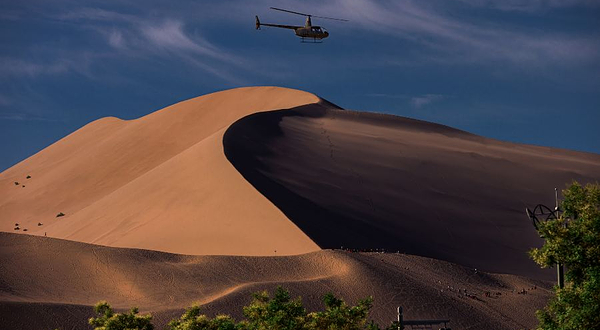敦煌鸣沙山直升机头号飞行基地
