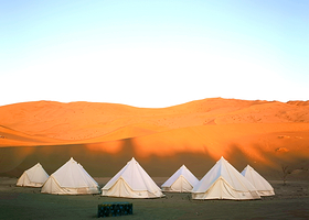 鸣沙山金驼户外沙漠露营基地