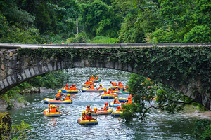 热水寨温泉漂流度假山庄