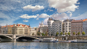 伏尔塔瓦河乘船游