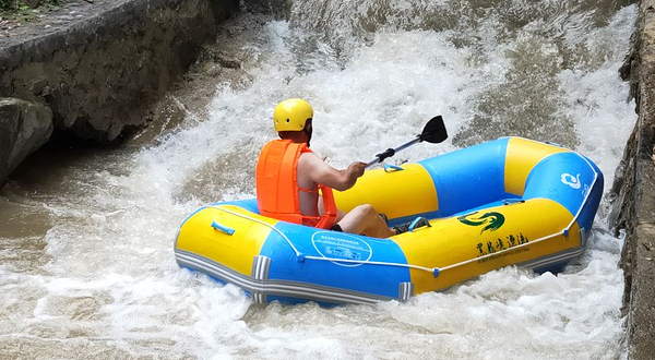 华蓥山黑龙峡漂流