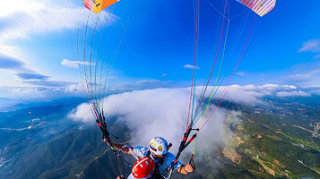 燕子岩滑翔伞飞行