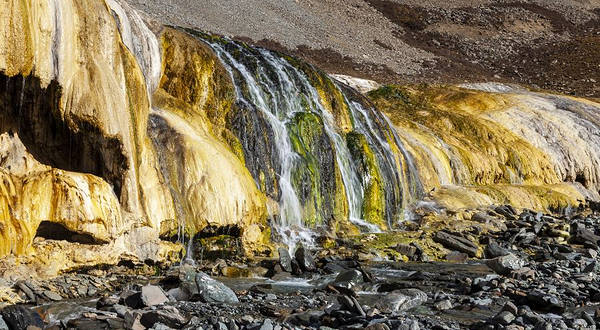 岗什卡七彩冰瀑布