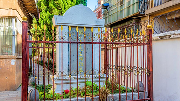 闻一多殉难处纪念碑