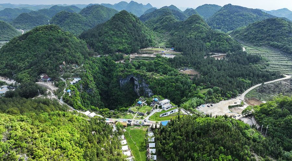 阿鲁卓雅满金天坑景区