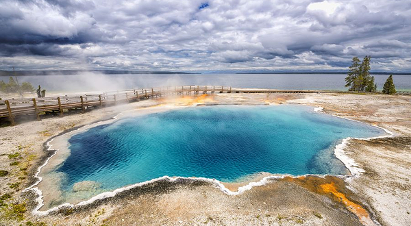 西拇指间歇泉盆地