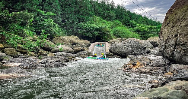 瓦屋山峡谷漂流