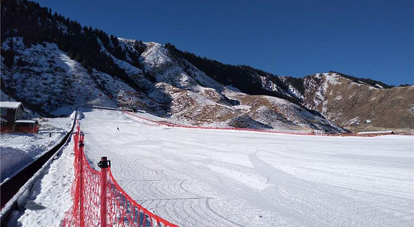 天山托峰滑雪场