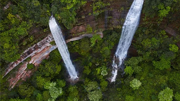 双龙幽谷瀑布景区