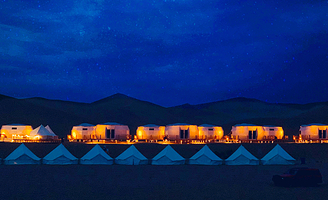 敦煌鸣沙山沙漠露营野奢基地