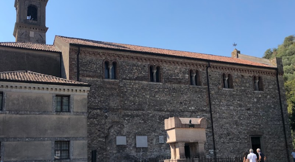 阿尔库阿佩特拉尔卡