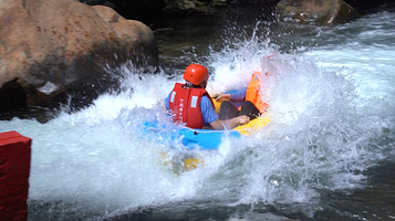 唐古湾高峡飞舟漂流