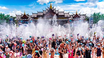 西双版纳傣族园-万人泼水广场