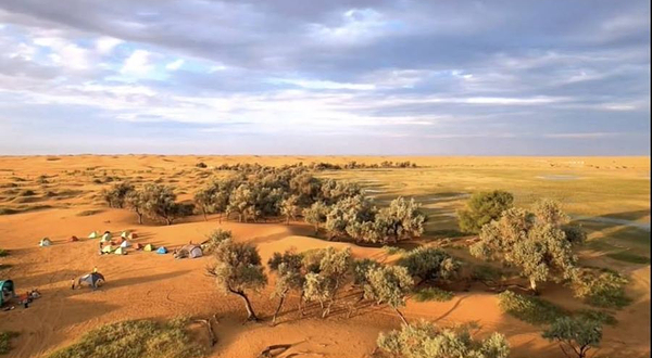 腾格里沙漠龙眼翡翠湖