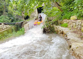 雁荡山峡谷漂流