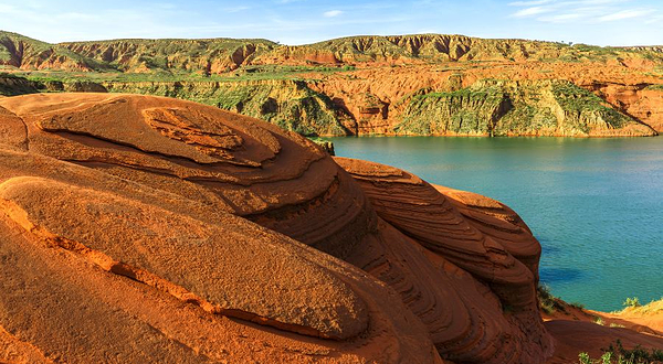 波浪谷水上丹霞