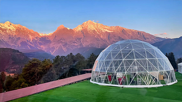 玉龙雪山日照金山露营地