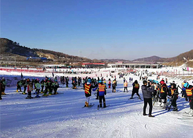鸣山绿洲滑雪场