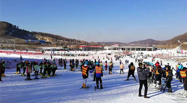 鸣山绿洲滑雪场