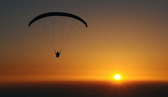 重庆古剑山滑翔伞飞行