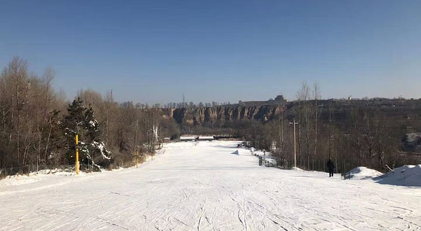 红石峡滑雪场