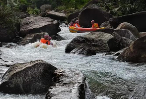 东兴红石谷漂流