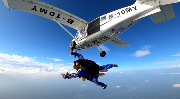 蓝色气流高空跳伞