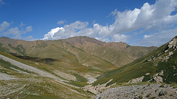 Mountain pass to Chatyr Kol lake