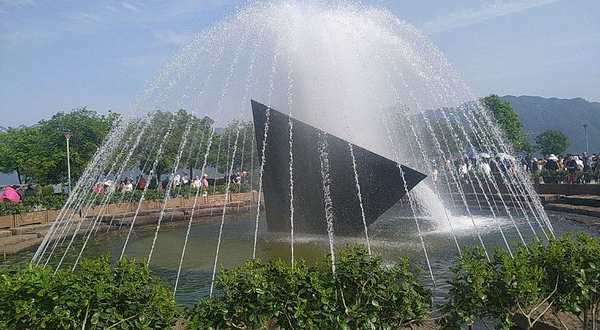 截流四面体纪念石