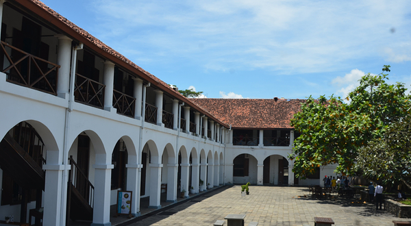 荷兰医院旧址购物美食广场