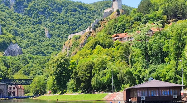 乌日策旧城堡垒