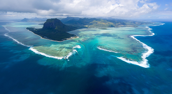 Underwater Waterfall Mauritius with LagoonFLIGHT
