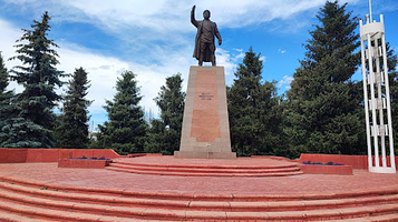 Жycyп Aбдpaхманов Статуя