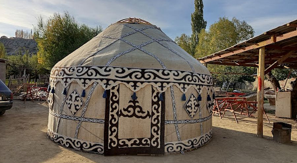 Yurt master Tursunbek