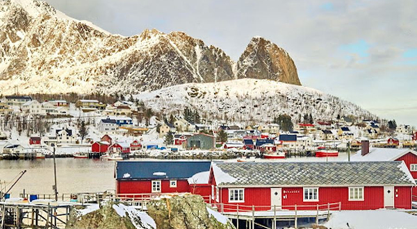 Reine's wooden bridge view point
